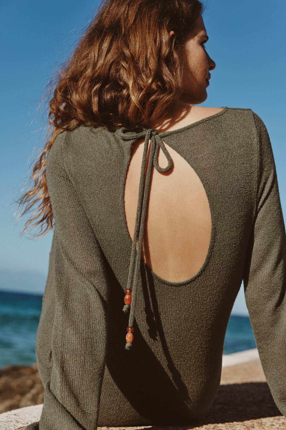 Платье из вискозы с вырезом на спине