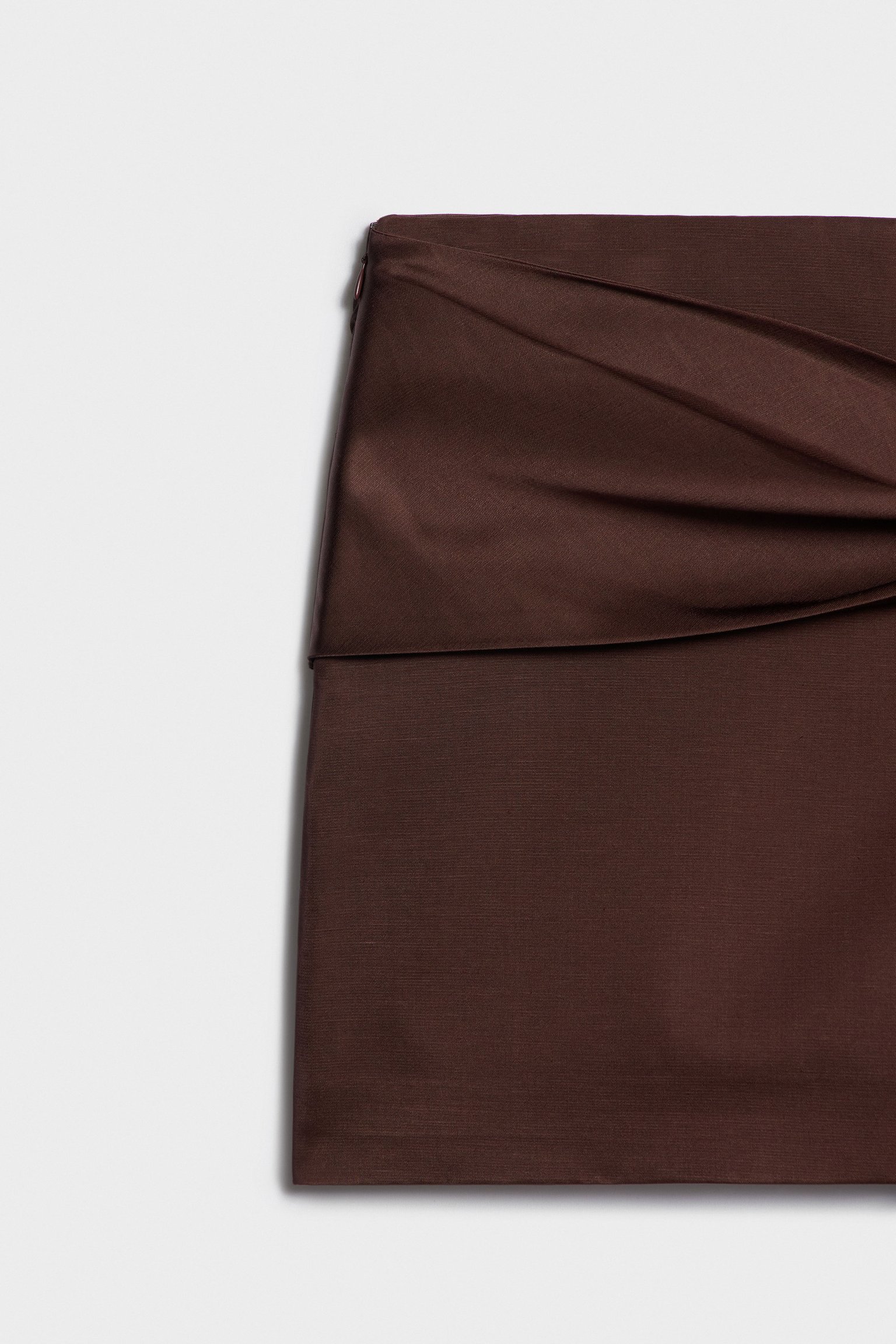 Мини-юбка из атласа с поясом